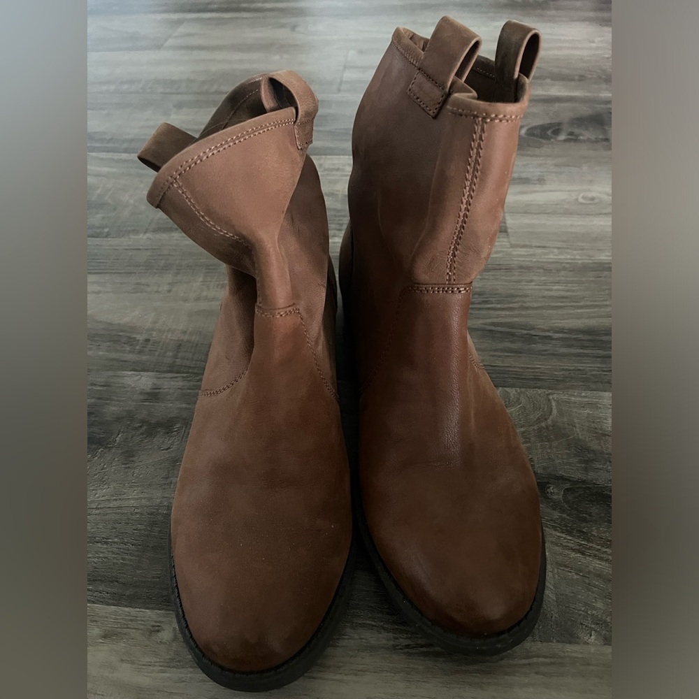 Sole/Society Women’s Slip On Leather Boots, Size 8.5